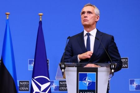 北大西洋条約機構（ＮＡＴＯ）のストルテンベルグ事務総長は６日、スウェーデンの加盟を巡り、同国のほかトルコとフィンランドの代表者との会合を開き、スウェーデンの加盟は手の届くところにあるとの認識を示した。 写真は６月２８日、ブリュッセルのＮＡＴＯ本部で記者会見するストルテンベルグ事務総長（２０２３年　ロイター／Yves Herman）