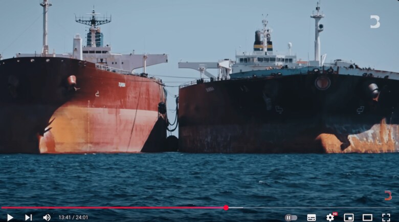石油を積み替える2隻のオイルタンカー。ロシアなどへの密輸で稼ぐ「影の船団」も、新たに制裁対象に（ギリシャのラコニア湾）　Bloomberg Originals/YouTube