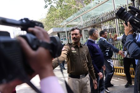 インドの税務当局はこのほど、ニューデリーとムンバイにある英ＢＢＣの拠点に対して２日連続で立ち入り調査を実施した。税務当局からの通知に対して納得できる回答がなかったためとしている。情報・放送省の幹部が１５日発表した。写真はインド・ニューデリーで、所得税担当者が捜索を行っているBBCのオフィスがある建物の外に立つ警察官、１４日撮影（２０２３年　ロイター／Anushree Fadnavis）