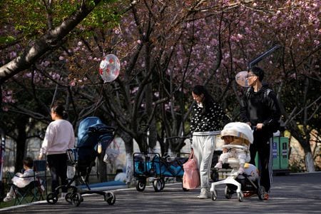 　５月１６日、中国は国内でより優秀な人材を育成するため、教育と科学、技術に力を注ぐ必要がある――。写真は上海で４月撮影（２０２３年　ロイター／Aly Song）