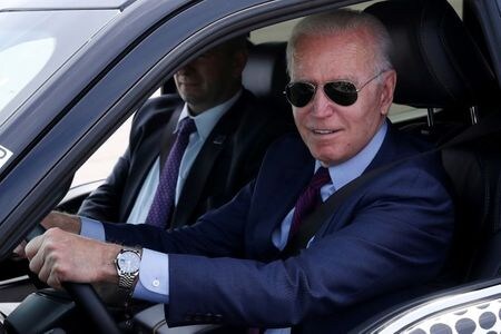 バイデン米大統領はミシガン州にある自動車大手フォード・モーターの電気自動車工場を視察し、自身が掲げる１７４０億ドル規模の関連予算の重要性を訴えた。写真は５月１８日、ミシガン州のフォード施設で試乗するバイデン大統領（２０２１年　ロイター／Leah Millis）