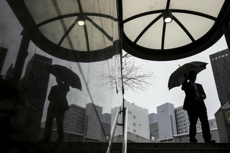 １２月１日、吉川洋・立正大教授（東大名誉教授）日興リサーチセンターの山口広秀理事長（前日銀副総裁）は連名で消費の低迷要因についての分析リポートを公表した。写真は都内で２０１６年２月撮影（２０１７年　ロイター／Thomas Peter）