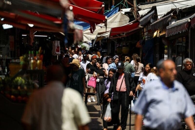 イスラエルに対する宿敵イランの初の直接攻撃はイスラエル国民を震え上がらせ、戦火が拡大するとの懸念が広がった。写真は１４日、テルアビブで撮影（２０２４年　ロイター／Hannah McKay）