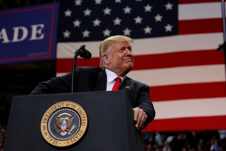 　１０月２９日、米中間選挙を控えた共和党のテッド・クルーズ上院議員らは今月、多くの党関係者と同じ教訓を学んだ。それは、どのような形であれ「ドナルド・トランプ」の影から逃げるのは難しい、ということだ。写真はトランプ大統領。フロリダ州で３１日撮影（２０１８年　ロイター/Carlos Barria）