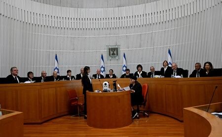 １月１日、イスラエルの最高裁判所は、裁判所の権限を弱める司法制度改革法は無効との判断を示した。写真は最高裁長官と判事ら。エルサレムで２０２３年９月代表撮影（２０２４年　ロイター）
