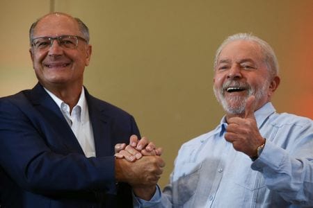 　４月１３日、１０月のブラジル大統領選で支持率トップを走るルラ元大統領（写真右）が所属する左派・労働者党（ＰＴ）の指導部は、ジェラルド・アルキミン元サンパウロ州知事（同左）を副大統領候補とすることを承認した。サンパウロで８日撮影（２０２２年　ロイター／Carla Carniel）