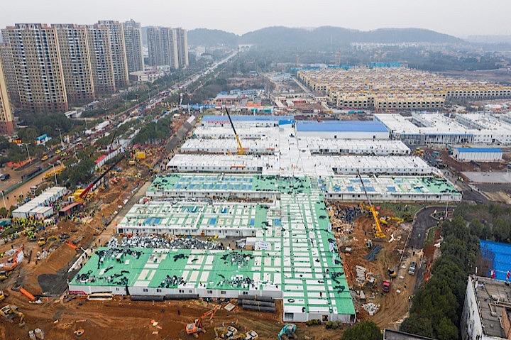 中国国営メディアは、新型コロナウイルスの感染拡大を受けて武漢市で建設が進められていた病院が完成し、同日から患者の受け入れを始めると報じた。写真は建設中のようす。China Daily CDIC - REUTERS