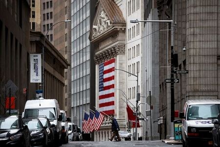 米国株式市場は下落し、ダウ平均株価は３５３ドル安で取引を終えた。ウォール街で４月撮影（２０２０年　ロイター/MIKE SEGAR）