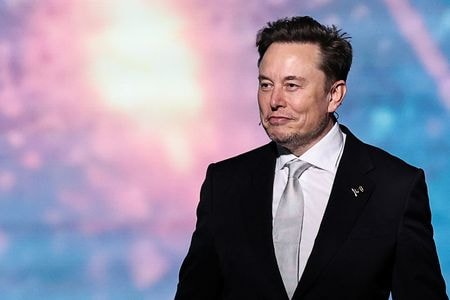 　５月１４日、米電気自動車（ＥＶ）大手テスラの取締役会は、イーロン・マスク最高経営責任者（ＣＥＯ、写真）の報酬を見直すための特別委員会を設置し、そこで新たなストックオプションを含めた報酬案を検討していると、英紙フィナンシャル・タイムズ（ＦＴ）が報じた。リヤドで１３日撮影（２０２５年　ロイター/Hamad I Mohammed）