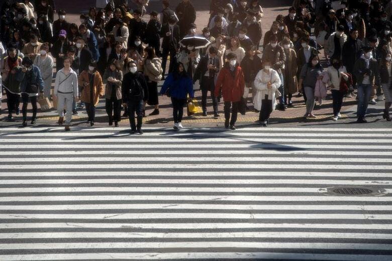 政府が公表した新型コロナウイルス緊急対策第2弾では、学校休校に伴い休業した保護者の所得減少に対応し、有給休暇とは別に休暇取得した場合に正規・非正規を問わずその企業に8330円を上限に全額助成金を支払うほか、フリーランスの場合も、要件を満たせば日額4100円を支援する。写真は都内の渋谷で、3日撮影（2020年　ロイター/Athit Perawongmetha）