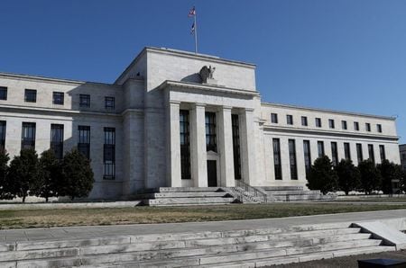 　７月１０日、米連邦準備理事会（ＦＲＢ）が他中銀にドル資金を貸し出す流動性スワップは、民間金融機関のドル不足を解消し、調達コストの押し下げに奏功した。写真はワシントンで昨年３月撮影（２０２０年　ロイター／Leah Millis）