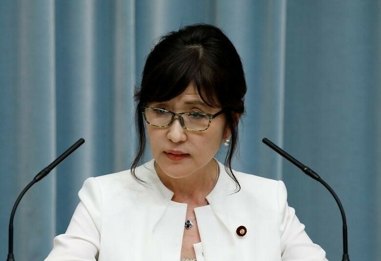 ８月４日、稲田朋美防衛相（写真）は就任後初めて防衛省で会見した。過去の日本の戦争に対する認識を問われた稲田防衛相は、「侵略か侵略でないかは『評価』の問題であって、一概には言えない」などと述べ、明確な答えを避けた。３日撮影（２０１６年　ロイター/Kim Kyung-Hoon）