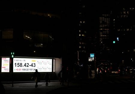 日本円と米ドルの為替レートを表示する電光掲示板。今年１月、都内で撮影（２０２６年　ロイター/Kim Kyung-Hoon/File）