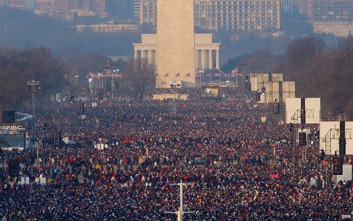 バラク・オバマの大統領就任式の日、ワシントンのナショナル・モールを埋め尽くした参加者。式が行われる国会議事堂を背に見た光景（2009年1月20日）Brian Snyder-REUTERS