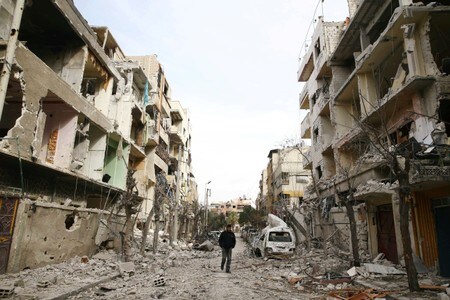 　２月２６日、グテレス国連事務総長は、内戦が続くシリアについて、停戦履行をあらためて訴えた。写真は首都ダマスカス近郊の東グータ地区。２５日撮影（２０１８年　ロイター/Bassam Khabieh）