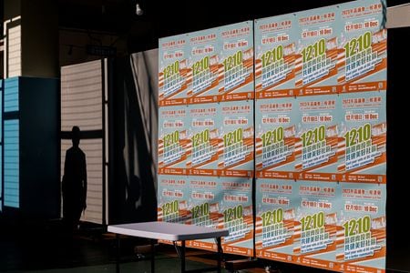 香港で１０日に実施された区議会選挙は、投票率が２７．５％と過去最低を更新した。民主派を排除した「愛国者」のみの選挙となったことから、有権者の関心は低かった。写真は投票を呼びかける掲示。１２月１０日、香港で撮影（２０２３年　ロイター/Tyrone Siu）