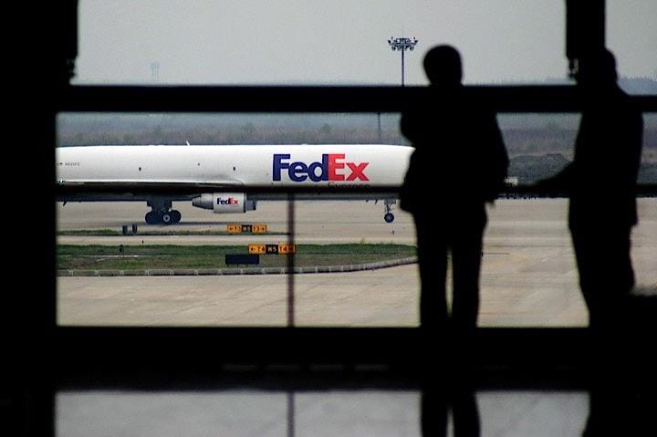 中国福建省の警察は、米国から中国企業にフェデックスを使って送付された小包に拳銃が入っていたとして、捜査に乗り出したことを明らかにした。写真は５月に上海の空港で撮影（２０１９年　ロイター）