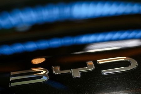 2月9日、ジャカルタで開催されたモーターショーに展示されたBYDの電気自動車。REUTERS/Willy Kurniawan