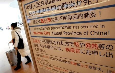 　２月１８日、日本航空（ＪＡＬ）は、成田ー釜山と羽田ーソウル（金浦）といった韓国線、関西ー桃園の台湾線でも３月から順次減便する計画を発表した。写真は羽田空港に貼られた注意書き。１月２０日撮影（２０２０年　ロイター/Kim Kyung-Hoon）