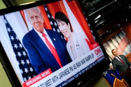 ３月１９日　会談前に過去の映像を流すテレビ映像。トランプ米大統領（左）と高市早苗首相（２０２６年　ロイター/Nathan Howard）