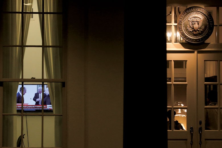 トランプとロシアのラブロフ外相の会談を伝えるホワイトハウスのテレビ　JONATHAN ERNST-REUTERS