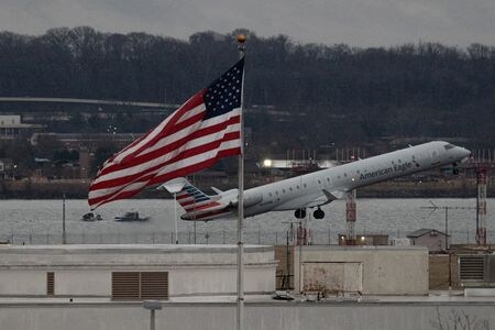 連邦航空局（ＦＡＡ）は３１日、首都ワシントンＤＣにあるレーガン・ナショナル空港付近でのヘリコプターの飛行を制限した。２９日夜に同空港付近で発生した、アメリカン航空の旅客機と米軍ヘリコプターが空中衝突した事故を受けた。写真は３１日、レーガン・ナショナル空港で撮影（２０２５年　ロイター／Jeenah Moon）