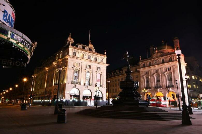 英政府科学諮問委員会の元メンバーで疫学者のニール・ファーガソン氏は、新型コロナウイルス感染拡大を抑制するためのロックダウンが１週間早く導入されていたら、死者数を半減できていたとの見方を示した。写真は４月、ロンドンで撮影（２０２０年　ロイター／Dylan Martinez）