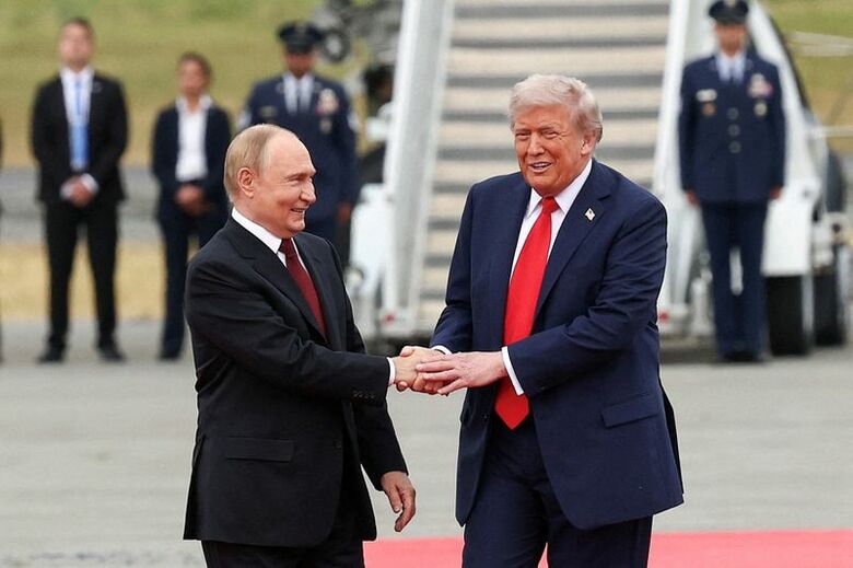 ロシアのプーチン大統領とトランプ米大統領、2025年8月15日撮影　REUTERS/Kevin Lamarque/File Photo