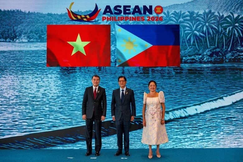 写真はベトナムのレ・ミン・フン首相とフィリピンのマルコス大統領夫妻。5月8日、フィリピンのセブで代表撮影。Ezra Acayan/Pool via REUTERS