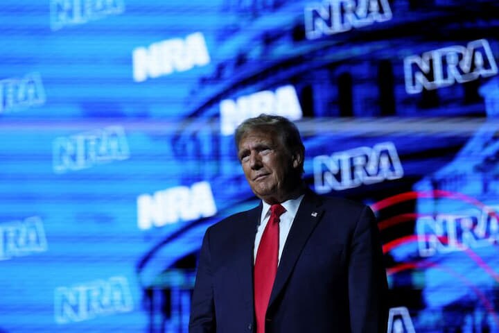 １１月の米大統領選で共和党の候補指名が有力視されるトランプ前大統領は９日、大統領在任中に銃保有の権利を守ったと強調し、返り咲けばバイデン政権が導入した銃規制を全て撤廃すると表明した（２０２４年　ロイター/LEAH MILLIS）