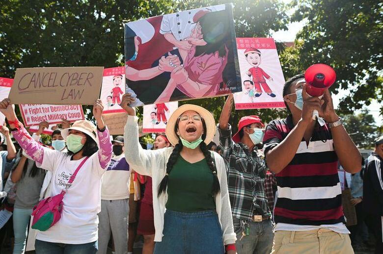 ミャンマー国軍のクーデターに抗議する数百人のデモ隊が１１日、ヤンゴンの中国大使館で抗議活動を行った。（２０２１年　ロイター）
