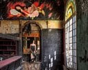 レア／アレイのグランド・ジェベイリー・ホテル（2023） 1926年にベイルートの商人が建設したこのホテルは、避暑地アレイを見下ろす丘の上に立つ。華やかな黄金期を経てフランスによる占領からレバノン内戦に至るまで、時代の荒波をくぐり抜けてきた。レアが足を踏み入れたのはバーかカジノのような場所。彼女は自然と溶け込み、その空間と「対話」をした