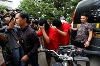 インドネシア、警察が同性愛者に「男性復帰」を強制指導
