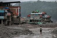 ネパール・中国土石流、なお約3000人不明　死者600人超