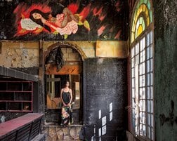 　【写真特集】「私はどこへ向かうべきか」　戦火に対峙する美しき肖像　レバノン女性たちの尊厳と創造