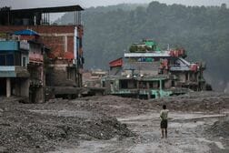 ネパール・中国土石流、なお約3000人不明　死者600人超