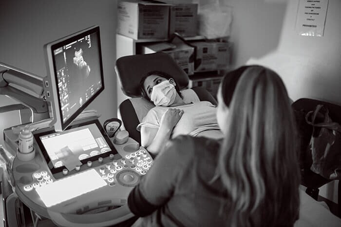 妊婦健診を受ける40歳のエクアドル出身ジェシカ・マリベル・スプリグイチャ・エスピノサ。今年永住ビザを取得したが、出産直前に夫は本国に送還された