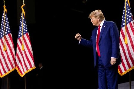 ２０２４年米大統領選で返り咲きを目指すトランプ前大統領の陣営は、共和党の候補指名に必要な代議員数を３月１９日までに獲得できると予想している。写真はトランプ氏。ネバダ州で１７日撮影。（2023年 ロイター/Carlos Barria）