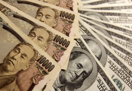 　４月２８日、正午のドル／円は、ニューヨーク市場午後５時時点とほぼ変わらずの１１９円前半。米連邦公開市場委員会（ＦＯＭＣ）や日銀金融政策決定会合を間近に控え、実需筋、投機筋とも動きが低迷し、方向感に乏しい値動きとなった。写真は、１万円札とドル紙幣、２００９年１１月撮影（２０１５年　ロイター／Yuriko Nakao）