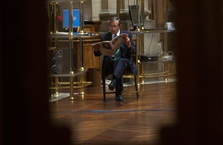 スペイン・マドリードの取引所のトレーダー、2012年撮影　REUTERS/Juan Medina