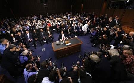 ６月８日、コミーＦＢＩ前長官（中央）は米議会証言で、フリン前大統領補佐官に対する捜査を中止するようトランプ大統領から指示されたと認識していると明言し、大統領が司法妨害をしたとの疑惑を補強する格好となった（２０１７年　ロイター/Jim Bourg）