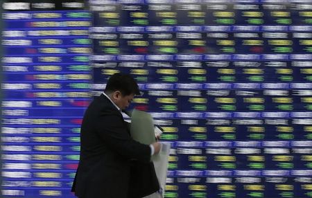 　４月２２日、寄り付きの東京株式市場で日経平均は、前営業日比１７２円５８銭高の３万７２４０円９３銭と、反発してスタートした。写真は都内の株価ボード。２０１３年１２月撮影（２０２４年　ロイター／Toru Hanai）