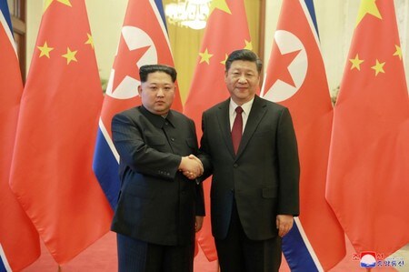 　５月８日、北朝鮮の金正恩朝鮮労働党委員長は、中国の大連市で習近平国家主席と会談した。中国国営の新華社が伝えた。写真は３月に金委員長が訪中した際の両首脳。朝鮮中央通信（ＫＣＮＡ）が３月２８日配信（２０１８年　ロイター）