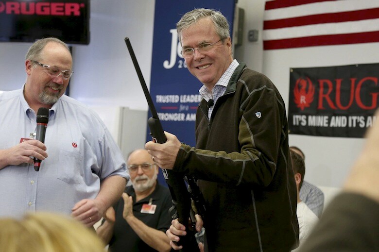 支援者の前で銃を持つジェブ・ブッシュ元フロリダ州元知事。2月21日、大統領選で共和党の指名争いから撤退した。Mary Schwalm-REUTERS