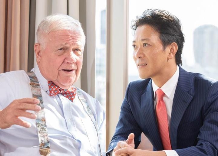 これから30年後の日本はどんな国になっているのか。日本の未来について、世界3大投資家のジム・ロジャーズ氏（左）とみらいワークスの岡本祥治社長が語った（撮影：佐々木仁）