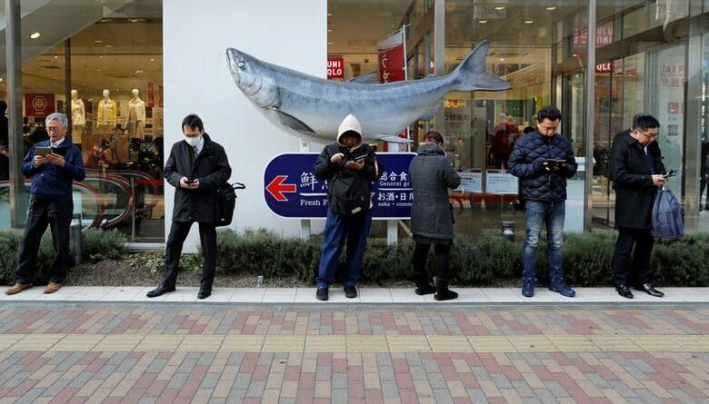 スマホを使う人々。都内で2019年1月30日撮影。   REUTERS/Issei Kato