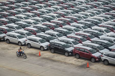インドネシア自動車工業会（ガイキンド）が３月１１日発表した２月自動車販売台数は前年比２．２％増の７万２２９５台だった。前年比でプラスを記録したのは２０２３年６月以来１年８カ月ぶり。写真は２０２１年２月撮影のジャカルタの自動車保管拠点。アンタラ通信提供（２０２５年　ロイター）