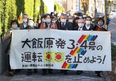 ＮＨＫなど国内メディアは４日、関西電力の大飯原発３、４号機（福井県おおい町）の原発設置許可を取り消すよう福井県などの住民が求めていた訴訟で大阪地裁が４日、国の設置許可を取り消す判決を言い渡したと報じた。写真は同日、大阪地裁に向かう原告ら。（２０２０年　時事通信）