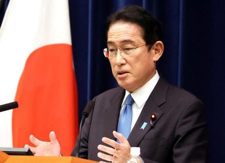 　岸田文雄首相は２２日の参院本会議で、具体的な金融政策の手法は日銀に委ねられるべきだとする一方で、政府・日銀が密接に連携して賃上げを伴う経済成長や物価安定目標の実現を図っていく考えを示した。写真は都内で１０月、代表撮影（２０２２年　ロイター）