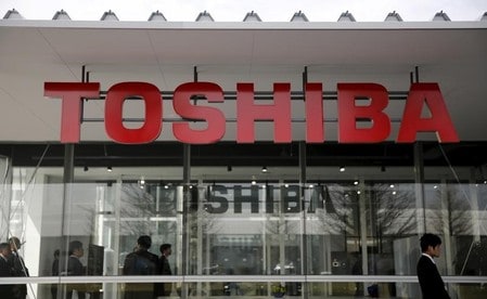 　１０月３１日、東芝は、原子力発電所の大型機器を製造するイタリアのマンジェロッティ社の株式を米ウエスチングハウスエレクトニックカンパニー社（ＷＥＣ）など２社に譲渡することで合意したと発表した。写真は東芝のロゴ。２０１５年４月に東京で撮影（２０１７年　ロイター／Toru Hanai）
